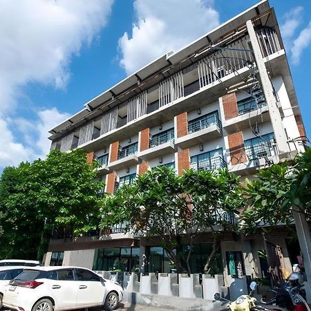 บีทู คำเที่ยง บูทิก แอนด์ บัดเจ็ต โฮเทล Hotel เชียงใหม่ ภายนอก รูปภาพ
