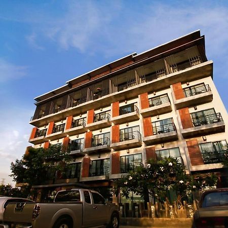 บีทู คำเที่ยง บูทิก แอนด์ บัดเจ็ต โฮเทล Hotel เชียงใหม่ ภายนอก รูปภาพ