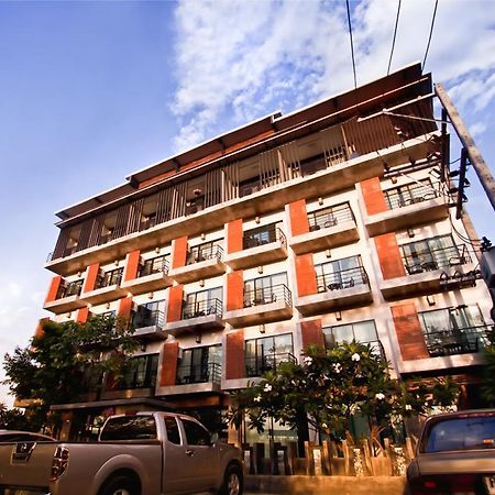 บีทู คำเที่ยง บูทิก แอนด์ บัดเจ็ต โฮเทล Hotel เชียงใหม่ ภายนอก รูปภาพ