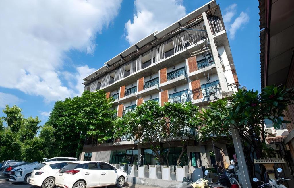 บีทู คำเที่ยง บูทิก แอนด์ บัดเจ็ต โฮเทล Hotel เชียงใหม่ ภายนอก รูปภาพ