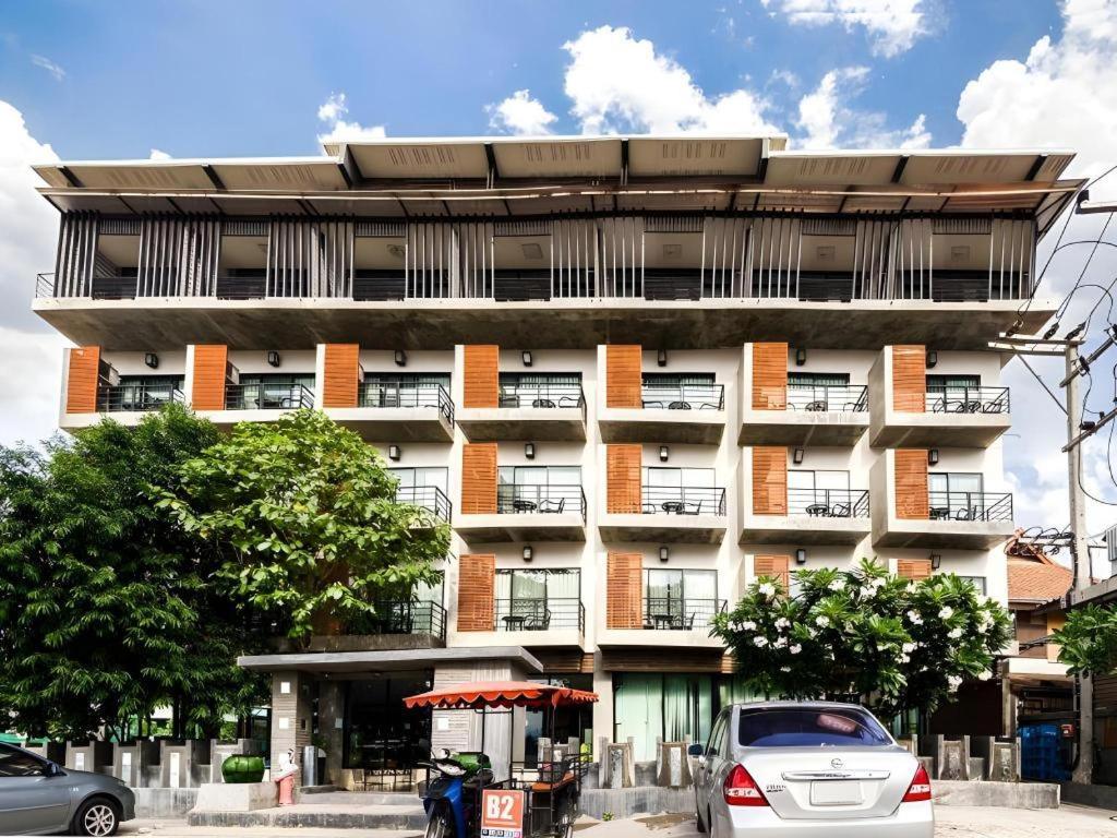 บีทู คำเที่ยง บูทิก แอนด์ บัดเจ็ต โฮเทล Hotel เชียงใหม่ ภายนอก รูปภาพ