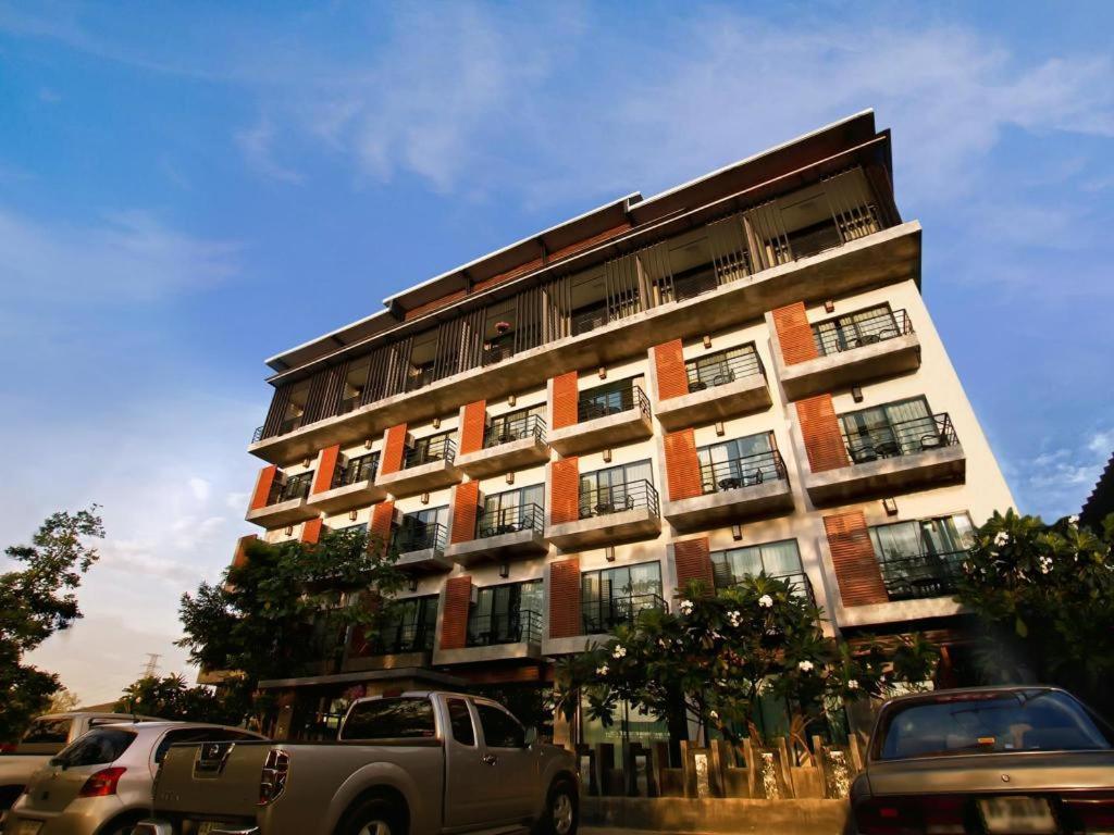 บีทู คำเที่ยง บูทิก แอนด์ บัดเจ็ต โฮเทล Hotel เชียงใหม่ ภายนอก รูปภาพ