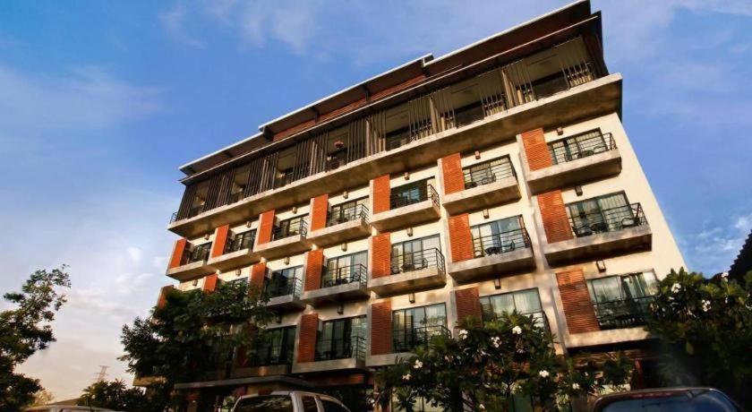 บีทู คำเที่ยง บูทิก แอนด์ บัดเจ็ต โฮเทล Hotel เชียงใหม่ ภายนอก รูปภาพ