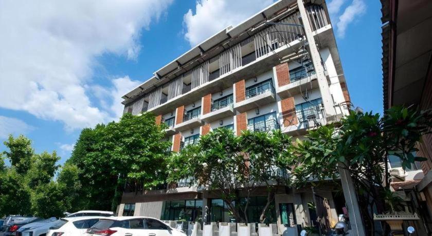 บีทู คำเที่ยง บูทิก แอนด์ บัดเจ็ต โฮเทล Hotel เชียงใหม่ ภายนอก รูปภาพ