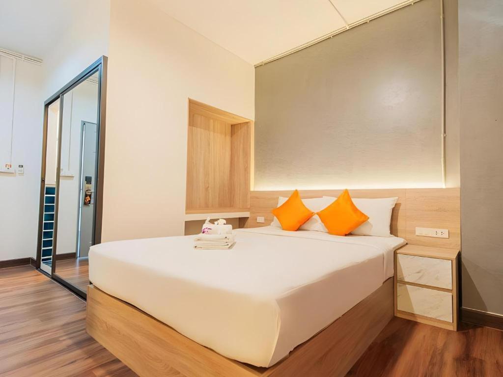 บีทู คำเที่ยง บูทิก แอนด์ บัดเจ็ต โฮเทล Hotel เชียงใหม่ ภายนอก รูปภาพ