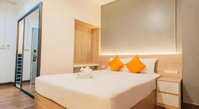 บีทู คำเที่ยง บูทิก แอนด์ บัดเจ็ต โฮเทล Hotel เชียงใหม่ ภายนอก รูปภาพ