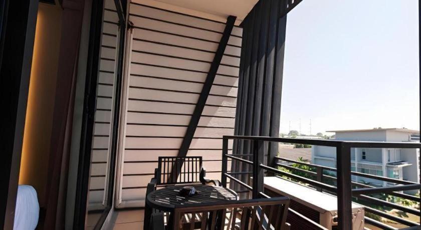 บีทู คำเที่ยง บูทิก แอนด์ บัดเจ็ต โฮเทล Hotel เชียงใหม่ ภายนอก รูปภาพ