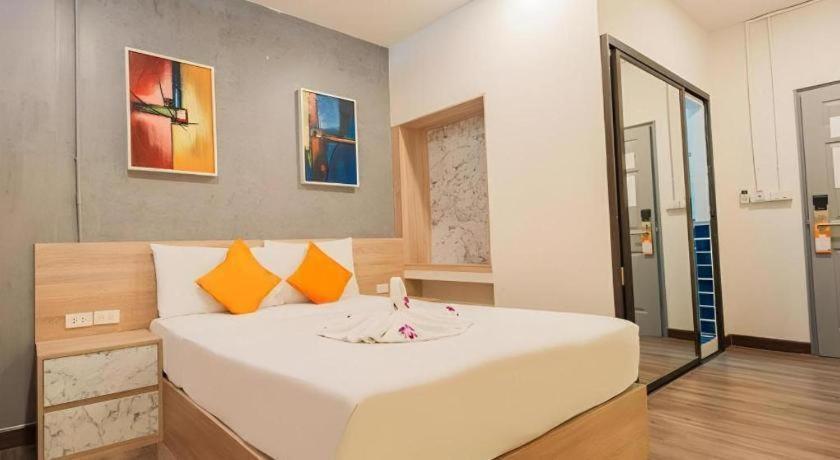 บีทู คำเที่ยง บูทิก แอนด์ บัดเจ็ต โฮเทล Hotel เชียงใหม่ ภายนอก รูปภาพ