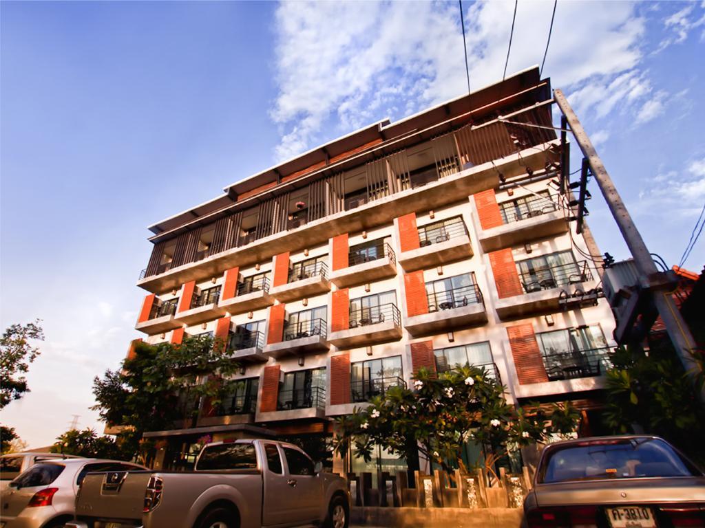 บีทู คำเที่ยง บูทิก แอนด์ บัดเจ็ต โฮเทล Hotel เชียงใหม่ ภายนอก รูปภาพ