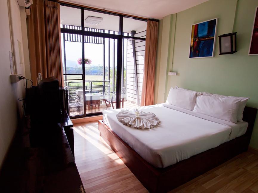 บีทู คำเที่ยง บูทิก แอนด์ บัดเจ็ต โฮเทล Hotel เชียงใหม่ ภายนอก รูปภาพ
