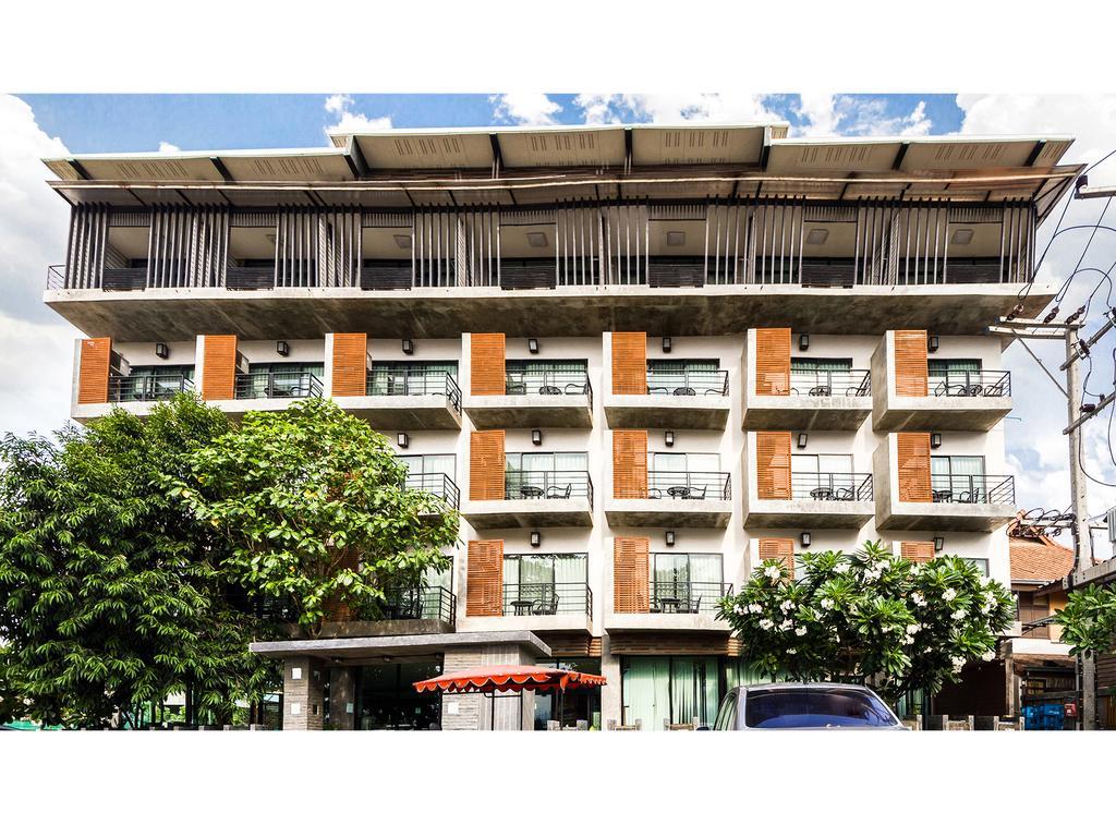 บีทู คำเที่ยง บูทิก แอนด์ บัดเจ็ต โฮเทล Hotel เชียงใหม่ ภายนอก รูปภาพ